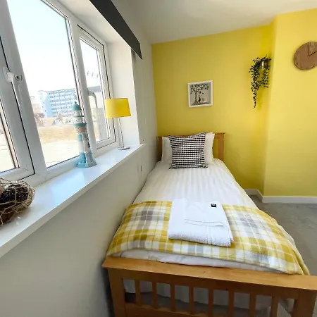 Coastline Retreats: Beachside Luxury with Jet Bath & Entertainment-2