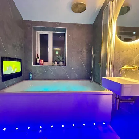 Coastline Retreats: Beachside Luxury with Jet Bath & Entertainment-3